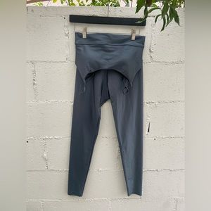 NWOT: Onzie Liquid Legging and Flow Bra set, Shinny Off Black, size S/M